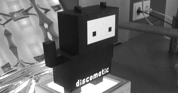 <figcaption>the discomatic paper robot on the set of a photo shooting</figcaption>